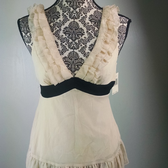 Guess Tops - Guess blouse ivory black size small ruffle vneck